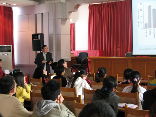 Professor Kong Jiming Of Manitoba University in Canada And Professor Zhong Guang Ming Of Texas University in America Come to Our School to Give Lectures