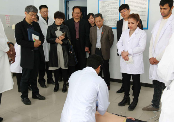 An expert group from the Ministry of Education visited Heibei North University to conduct research on medical education for international students